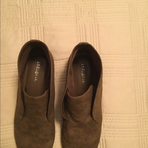 Indigo Rd. Size 8 olive/brown booties - Picture 2 of 4